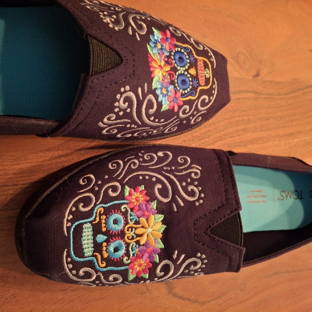 Toms Eco-Friendly Shoes, Ortholite Insoles, Beautiful Embroidery!!